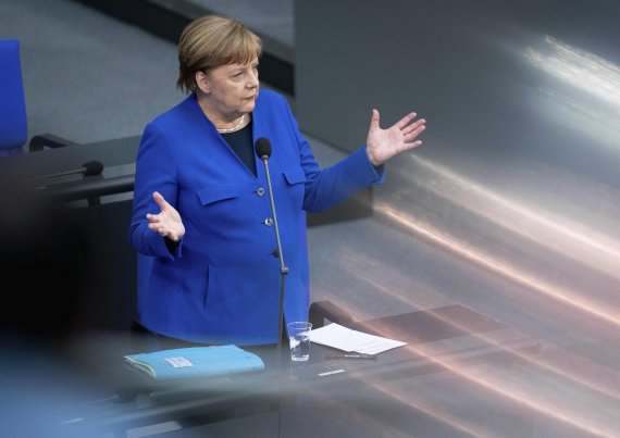 앙겔라 메르켈 독일 총리가 지난달 13일(현지시간) 베를린 독일 의회에 출석해 발언하고 있다.AP뉴시스