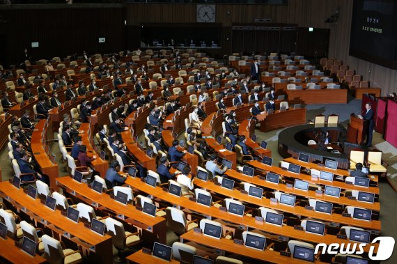 신임 법제사법위원회 위원장으로 선출된 윤호중 더불어민주당 의원이 15일 오후 서울 여의도 국회에서 열린 제379회 국회(임시회) 제5차 본회의에서 당선 인사를 하고 있다. 2020.6.15/뉴스1 © News1 신웅수 기자