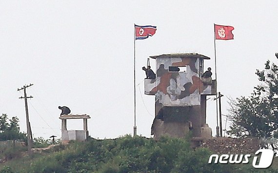 경기도 파주시 접경지역에서 바라본 북한군 초소에서 북한군 병사들이 경계근무를 서고 있다. 2020.6.9/뉴스1 © News1 구윤성 기자