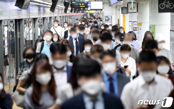서울 종로구 지하철 5호선 광화문역에서 출근길 시민들이 발걸음을 재촉하고 있다. 뉴스1 제공