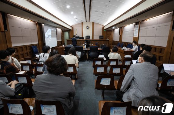 16일 서울 서초구 고등법원에서 취재진들이 세계 최대 아동 성착취물 사이트 '웰컴 투 비디오'(W2V) 운영자 손정우에 대한 범죄인 인도심사 청구사건 2번째 심문기일 시작을 기다리고 있다. / 사진=뉴스1