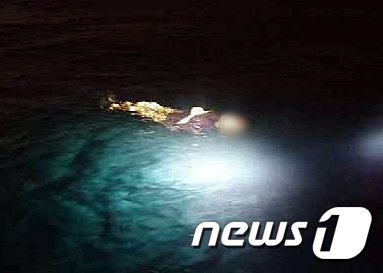 16일 오전 2시6분쯤 제주시 내도 포구 300m 해상에서 익수자가 발견됐다. 신원미상의 익수자는 현재 제주시 한 병원에서 치료를 받고 있다.(제주해양경찰서 제공)2020.6.16 /뉴스1© News1