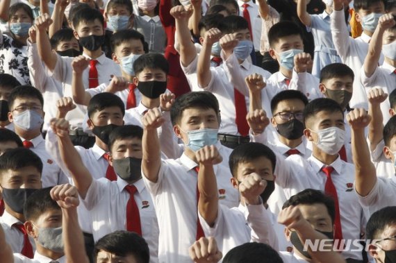 마스크를 착용한 북한 학생들이 지난 6일 평양 청년공원 야외극장에서 남조선 당국과 탈북자들의 대북전단살포 등을 규탄하는 항의 군중 집회를 열고 구호를 외치고 있다. 뉴시스