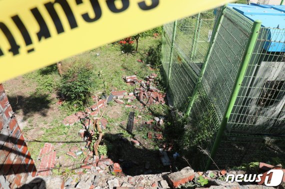 6세 여아가 차량에 치여 숨진 사고가 난 부산 해운대구 재송동 한 초등학교 인도 옆 담벼락이 사고 충격으로 무너졌다.2020.6.16/뉴스1© 뉴스1 박세진 기자