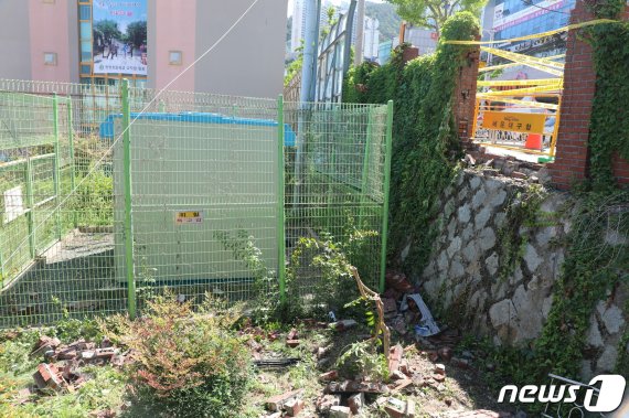 6세 여아가 차량에 치여 숨진 사고가 난 초등학교 인도 담벼락이 무너졌다.2020.6.16/뉴스1© 뉴스1 박세진 기자