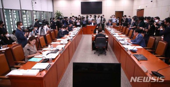 [서울=뉴시스]김선웅 기자 = 16일 오후 서울 여의도 국회에서 열린 외교통상위원회 첫 전체회의에서 불참을 선언한 미래통합당 의원들의 자리가 비어있다. 2020.06.16. mangusta@newsis.com