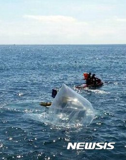 【부산=뉴시스】하경민 기자 = 23일 오전 부산 해운대해수욕장 앞 바다에서 길이 3m, 폭 1ｍ 가량의 크기의 삐라 운영용으로 추정되는 풍선이 추락, 경찰과 군 당국이 수거해 조사 중이다. 이 풍선에는 길이 10㎝, 폭 5㎝ 크기의 검은색 타이머 장치가 밧줄로 묶여 있었으며, 이 장치는 일정 시간이 지나면 풍선이 터지도록 제작된 폭발물 타이머 장치인 것으로 경찰은 추정했다. 2016.07.23. (사진=부산경찰청 제공) yulnetphoto@newsis.com