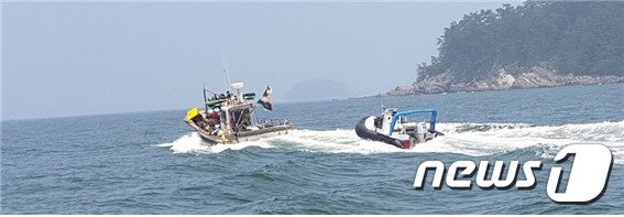 안면파출소 순찰구조팀과 함께 출동한 민간구조선이 추진기 부품 손상으로 표류하던 탑승자 2명을 구조하고 레저보트는 인근 항포구로 예인하고 있다.(제공=태안해양경찰서)© 뉴스1