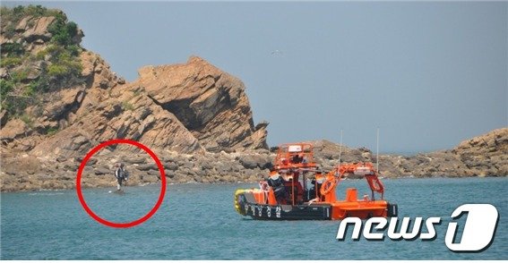 물때를 놓쳐 갯바위에 아슬하게 고립된 50대 D씨에게 해양경찰 연안구조정이 구조를 위해 접근하고 있다. (제공=태안해양경찰서)© 뉴스1