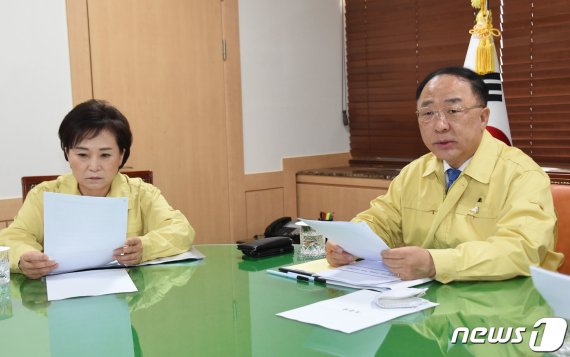 홍남기 경제부총리 겸 기획재정부 장관이 17일 서울 종로구 정부서울청사에서 열린 관계장관회의(녹실회의)에서 최근 부동산시장 동향을 점검하고 대응방안을 논의하고 있다. (기획재정부 제공) 2020.6.17/뉴스1