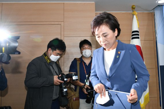 김현미 국토교통부 장관이 17일 오전 서울 세종대로 정부서울청사 합동브리핑실에서 갭투자 규제를 핵심 내용으로 한 문재인 정부 21번째 부동산대책을 발표한 후 브리핑실을 나서고 있다. 사진=서동일 기자