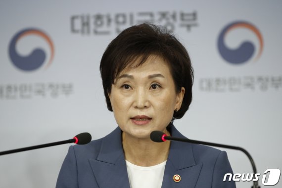 김현미 국토교통부 장관이 17일 정부서울청사에서 주택시장 과열요인 관리방안을 발표하고 있다.