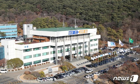 女탈의실 몰카 설치한 경기도 공무원 '셀프 범행 인증'