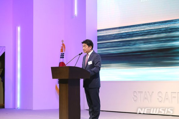 [서울=뉴시스]17일 부산 해운대구 중동 시그니엘 부산 오픈식에서 축사하는 롯데호텔 김현식 대표이사