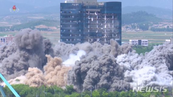 조선중앙TV가 개성 남북공동연락사무소를 폭파하는 장면을 17일 보도하고 있다.뉴시스