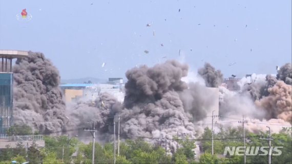 조선중앙TV가 개성 남북공동연락사무소를 폭파하는 장면을 17일 보도하고 있다.