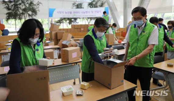 [전주=뉴시스]윤난슬 기자 = 한국토지주택공사(LH) 전북본부는 사옥 광장 및 유휴 공간 등을 활용해 '사회적협동조합과 함께하는 점빵 장터'를 열었다고 17일 밝혔다. (사진=LH 전북본부 제공)