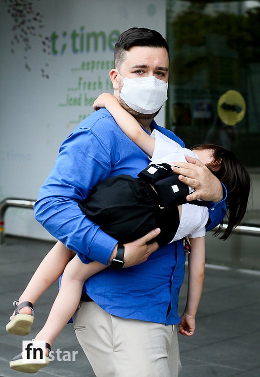 [포토] 샘해밍턴, ‘아들 윌리엄 품에 안고서’