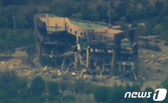 KBS는 17일 휴전선 인근 비행금지선(NFL)에 인접한 파주시 문산읍의 상공에서 폭파 후 뼈대만 남은 개성 남북공동연락사무소의 모습을 촬영해 보도했다. 사진=뉴스1