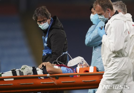 [맨체스터=AP/뉴시스] 신종 코로나바이러스 감염증(코로나19)로 멈췄던 잉글랜드 프리미어리그(EPL)가 100일 만에 재개된 가운데 맨체스터 시티(맨시티) 수비수 에릭 가르시아가 경기 도중 병원으로 후송됐다. 2020.06.17.