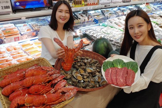 롯데마트, '살맛나는 이틀' 주말 한우등심 체리 전복 랍스터 최대 50% 할인