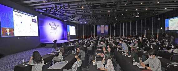 파이낸셜뉴스와 과학기술정보통신부는 18일 서울 소공로 웨스틴조선호텔에서 제11회 퓨처ICT포럼을 공동 개최했다. 최기영 과학기술정보통신부 장관이 화면으로 디지털 뉴딜 시대 '언택트 혁신'이란 주제로 정책기조강연을 하고 있다. 사진=박범준 기자