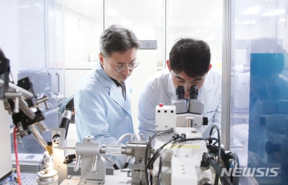 [대전=뉴시스] 생명연구원 질환표적구조연구센터 우의전(왼쪽) 박사와 박광현 박사가 페놀 분해 촉진 단백질의 작용원리 규명을 위한 연구를 하고 있다.