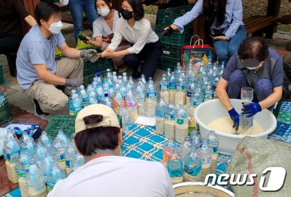 탈북자 단체인 큰샘 관계자들이 지난달 18일 서울 강남구 수서동의 한 공원에서 북으로 보낼 쌀을 페트병에 담고 있다.(큰샘제공) /사진=뉴스1