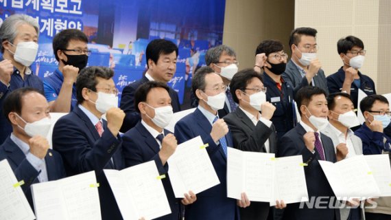[전주=뉴시스] 김얼 기자 = 전북 군산형 일자리 상생협의회가 전북 군산시 군산대학교 대학본부 대회의실에서 열린 18일 송하진 전북도지사와 강임준 군산시장을 비롯한 관계자들이 협약식을 마치고 기념촬영을 하고 있다. 2020.06.18.pmkeul@newsis.com