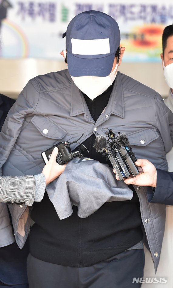 [수원=뉴시스] 김종택 기자 = 김봉현 전 스타모빌리티 회장이 구속 전 피의자 심문(영장실질심사)을 받기 위해 지난 4월26일 오후 경기 수원남부경찰서 유치장에서 나오고 있다. 2020.04.26.semail3778@naver.com