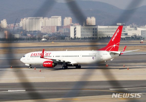 [서울=뉴시스]홍효식 기자 = 서울 강서구 김포공항 국내선 청사 전망대에서 바라본 이스타항공 여객기가 대기하고 있다.