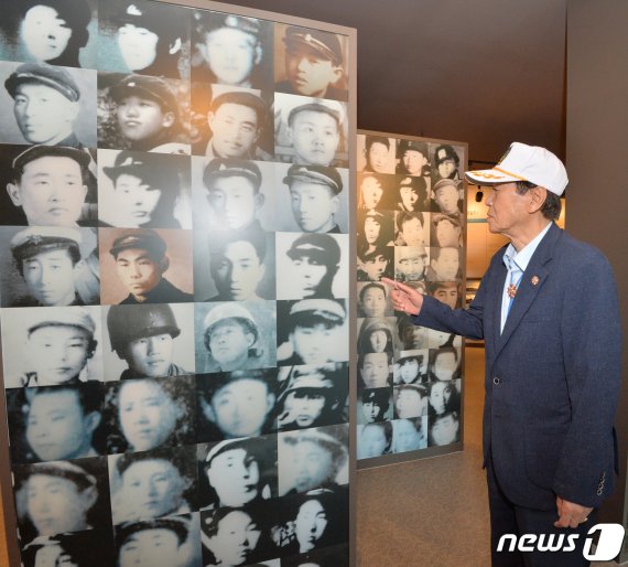 권정열(88) 학도의용군 포항지회장이 16일 오전 경북 포항시 북구 용흥동 학도의용군 전승기념관에서 6.25전투 당시 조국을 위해 전장터로 뛰어들어 목숨을 바쳤던 학우들을 생각하며 당시 기억을 떠올리고 있다. 권 지회장은 "학생 성금 등으로 건립된 전국 유일의 학도의용군 전승기념관에서 저작권 문제로 "학도의용군들의 활약상을 그린 영화 '포화 속'으로와 장사상륙작전을 배경으로 한 '잊혀진 영웅들'을 상영하지 못하는 것이 말이 되느냐"며 "정부와 포항시가 나서서 이 문제를 해결해 줬으면 한다"고 말했다.학도의용군 전승 기념관은 포항 한