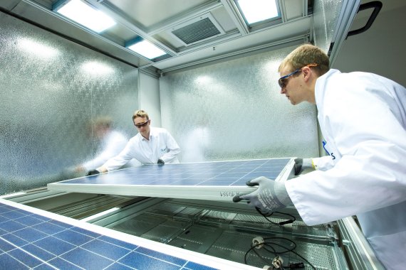 한화큐셀 독일 기술혁신센터 태양광 모듈 품질 테스트 /사진=한화큐셀 제공