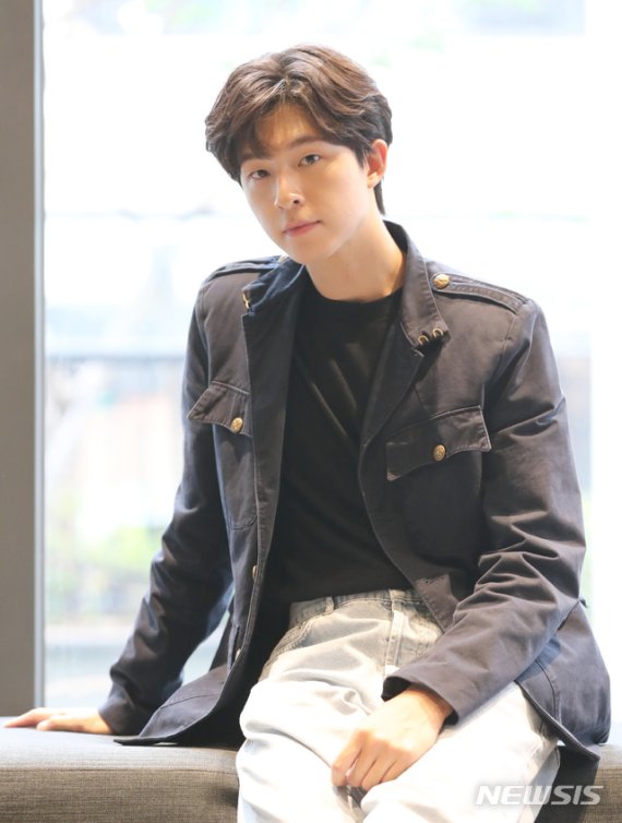 [서울=뉴시스] 전진환 기자 = 영화 '결백'의 배우 홍경이 17일 오후 서울 강남구의 한 카페에서 뉴시스와 인터뷰 중 포즈를 취하고 있다. 영화에서 홍경은 살인용의자로 몰린 엄마의 결백을 증명하는 주연배우 신혜선의 동생 정수역을 맡아 자폐성 장애인을 연기했다. 2020.06.19. amin2@newsis.com