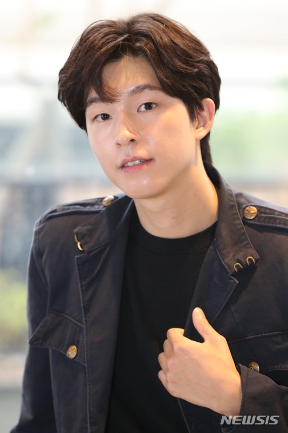 [서울=뉴시스] 전진환 기자 = 영화 '결백'의 배우 홍경이 17일 오후 서울 강남구의 한 카페에서 뉴시스와 인터뷰 중 포즈를 취하고 있다. 영화에서 홍경은 살인용의자로 몰린 엄마의 결백을 증명하는 주연배우 신혜선의 동생 정수역을 맡아 자폐성 장애인을 연기했다. 2020.06.19. amin2@newsis.com