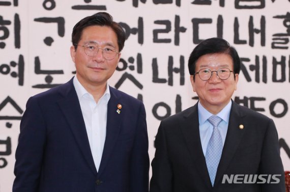 박병석 국회의장(오른쪽)이 19일 국회의장실에서 성윤모 산업통상자원부 장관을 접견하고 있다. 뉴시스