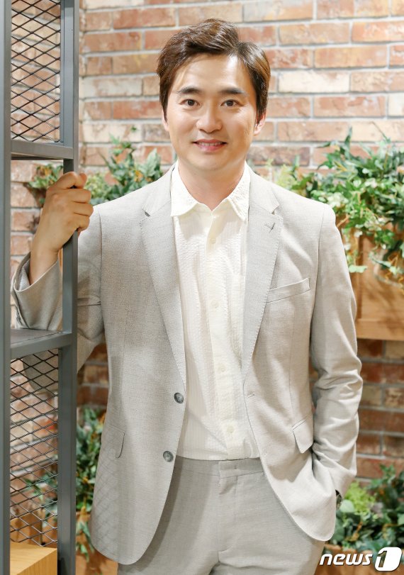 배우 김석훈이 서울 양천구 목동 SBS 사옥에서 열린 ‘궁금한 이야기 Y’ 10주년 인터뷰를 앞두고 포즈를 취하고 있다. / 뉴스1 © News1 김진환 기자