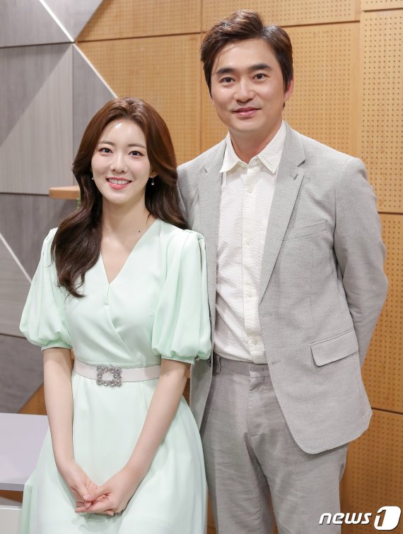 아나운서 김민형과 배우 김석훈(오른쪽)이 서울 양천구 목동 SBS 사옥에서 열린 ‘궁금한 이야기 Y’ 10주년 인터뷰를 앞두고 포즈를 취하고 있다. / 뉴스1 © News1 김진환 기자