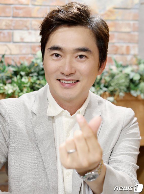 배우 김석훈이 서울 양천구 목동 SBS 사옥에서 열린 ‘궁금한 이야기 Y’ 10주년 인터뷰를 앞두고 포즈를 취하고 있다. / 뉴스1 © News1 김진환 기자