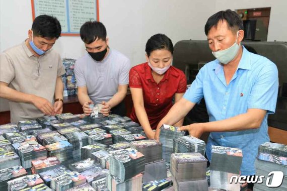 (평양 노동신문=뉴스1) = 북한 노동당 기관지 노동신문은 20일 "각지에서는 대규모적인 대남 삐라(전단) 살포를 위한 준비 사업이 맹렬히 추진되고 있다"면서 관련 사진을 공개했다. [국내에서만 사용가능. 재배포 금지. DB 금지. For Use Only in the Republic of Korea. Redistribution Prohibited] rodongphoto@news1.kr