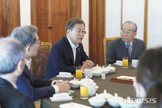 [서울=뉴시스]문재인 대통령이 17일 청와대 상춘재에서 전직 통일부 장관 및 원로들과 오찬에 앞서 대화하고 있다. (사진=청와대 제공). 2020.06.17. photo@newsis.com