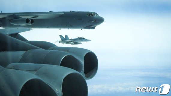 미 태평양공군사령부가 19일(현지시간) 공개한 B-52 폭격기 훈련 모습. © 뉴스1