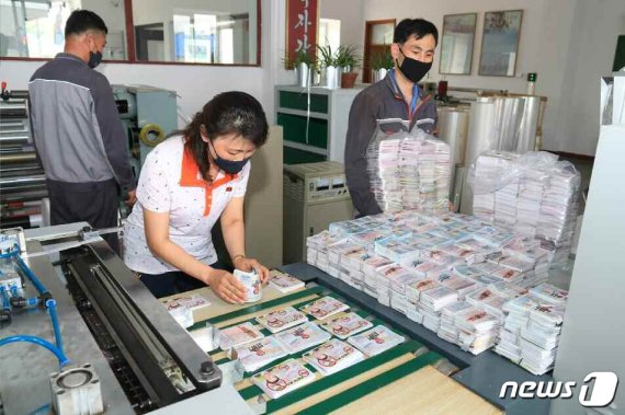 남쪽으로 살포할 삐라를 제작하고 있는 북한 인쇄 노동자들의 모습 /사진=뉴스1