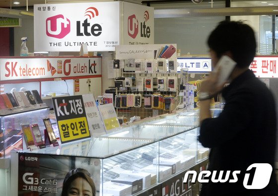 방송통신위원회가 휴대전화 불법 보조금 경쟁을 벌인 이동통신 3사에 총 584억여원의 과징금을 부과한 21일 서울 용산구의 휴대폰 매장. 방통위는 이날 전체회의에서 SK텔레콤에 371억원, KT에 107억6천만원, LG유플러스에 105억5천만원의 과징금을 부과하기로 결정했다. 2014.8.21/뉴스1 © News1 안은나 기자