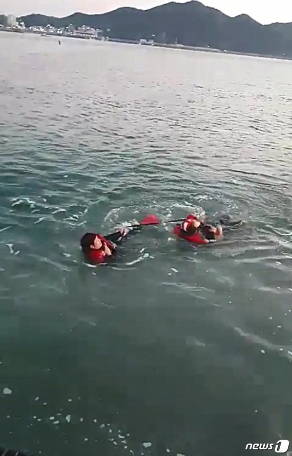 충남 당진시 도비도 앞 해상에 빠진 30대 남성이 생존수영을 하면서 10여분을 버텨 평택해경에 구조됐다. © 뉴스1