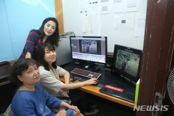 [서울=뉴시스] 아리랑 TV 한국전쟁 70주년 특집 방송 '참전국 대사들이 들려주는 전쟁 이야기'를 제작한 박형실 CP(상단부터), 나누리 PD, 박미경 작가 (사진=아리랑TV 제공) 2020.06.22. photo@newsis.com