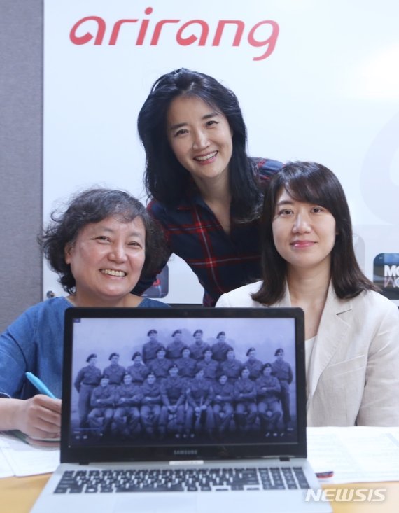 [서울=뉴시스] 아리랑 TV 한국전쟁 70주년 특집 방송 '참전국 대사들이 들려주는 전쟁 이야기'를 제작한 박미경 작가(왼쪽부터), 박형실 CP, 나누리 PD (사진=아리랑TV 제공) 2020.06.22. photo@newsis.com