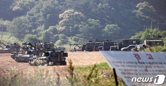 (서울=뉴스1) 이승배 기자 = 북한이 대남 전단(삐라) 살포 준비를 하는 등 남북관계 긴장감이 감도는 22일 오전 경기도 파주시 접경지역에서 군부대가 포 사격훈련을 하고 있다. 2020.6.22/뉴스1 /사진=뉴스1화상