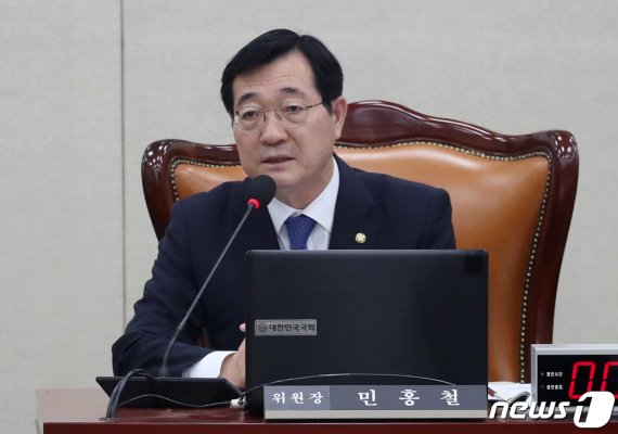 민홍철 국회 국방위원장이 22일 서울 여의도 국회에서 열린 국방위원회 전체회의에서 발언을 하고 있다.