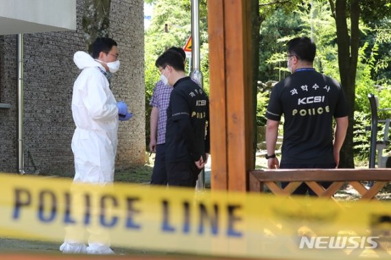 제주도 보건당국과 경찰 관계자가 22일 오전 제주시 인재개발원에서 숨진 자가격리자 A(27·여)씨에 대한 사망 경위를 파악하고 있다. 2020.06.22.[뉴시스]